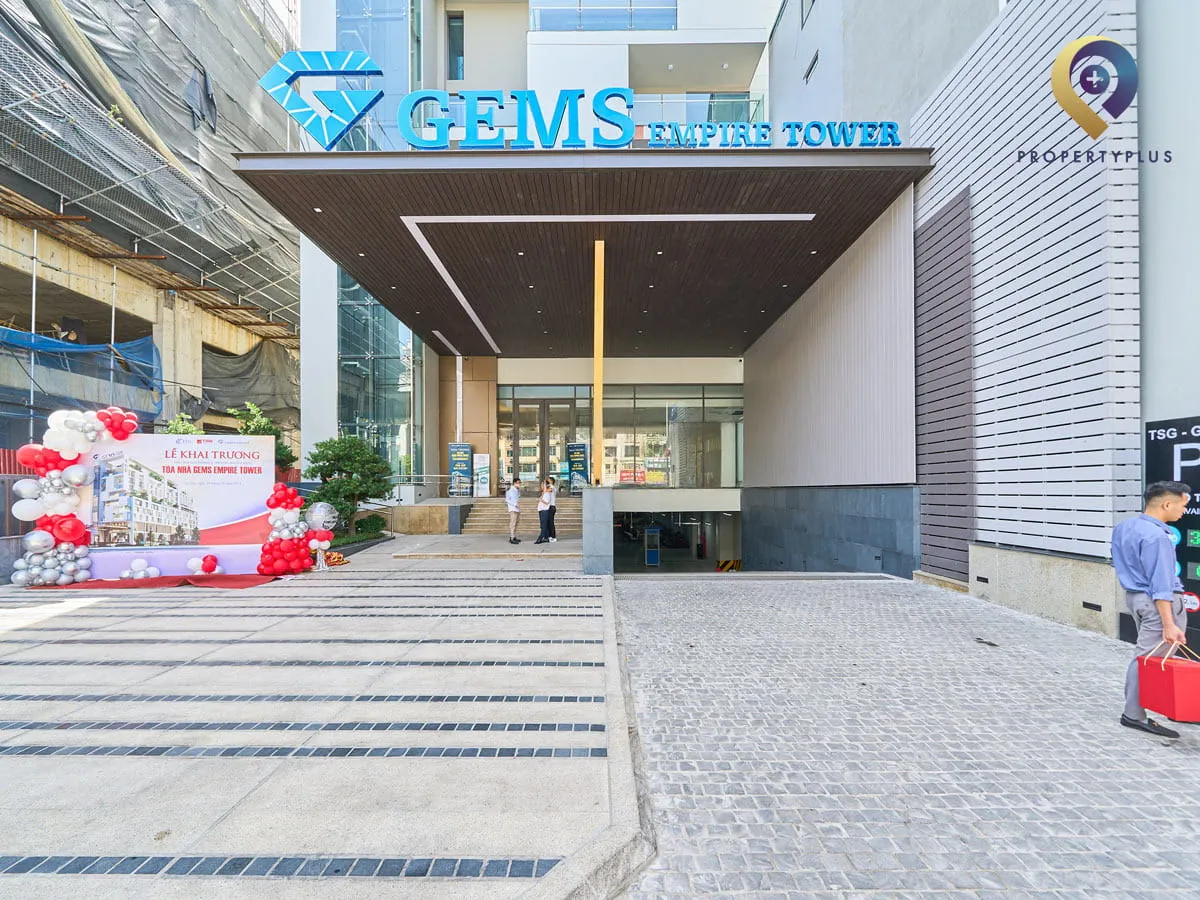 Sảnh ngoài tòa nhà GEMS Empire Tower với không gian rộng rãi